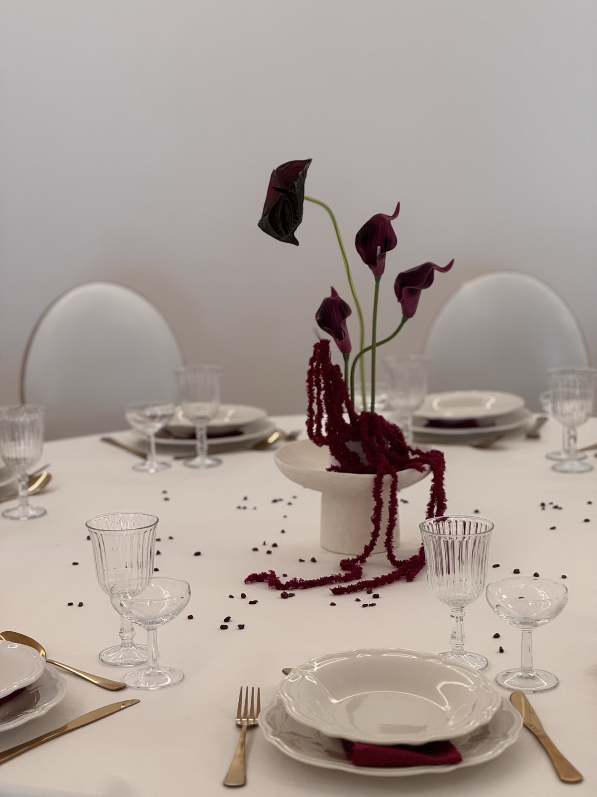 Dressage de table aux fleurs grenat